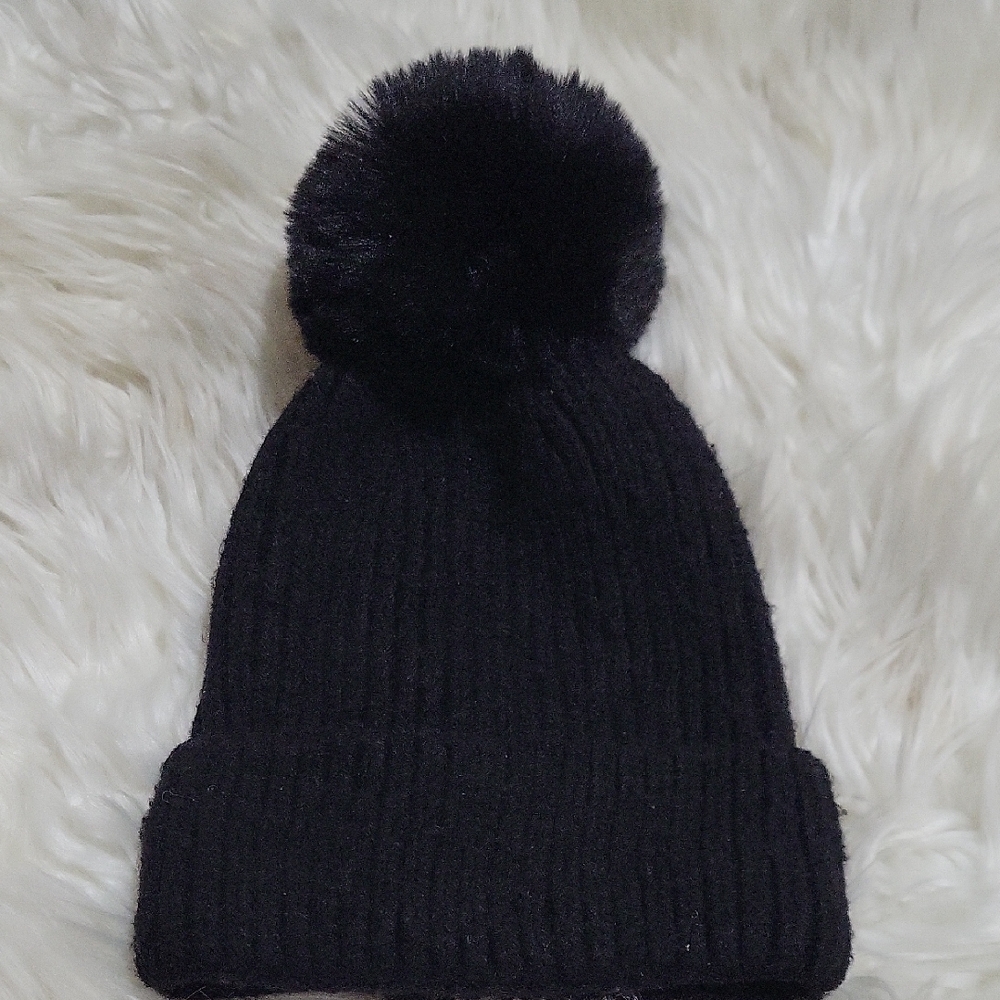 Norla Canada Women's Black Ribbed Pom Beanie Hat